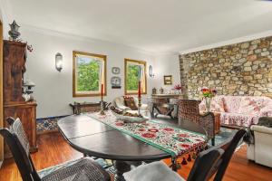 a living room with a table and chairs at Casa da Giesta in Roge