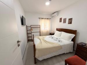 a bedroom with a bed with two cups on it at Casa dos Avós in Santa Eulália