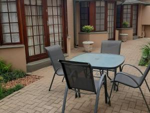 a table and chairs sitting on a patio at Villa Verde in Fichardtpark