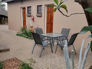 a table and chairs sitting on a patio at Villa Verde in Fichardtpark