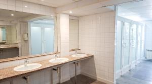 a bathroom with two sinks and a large mirror at Residencia Universitaria Resa Sant Jordi in Tarragona