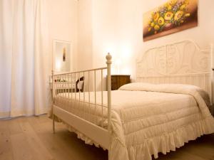 um quarto com uma cama e um quadro na parede em La finestra sul Teatro em Cortona