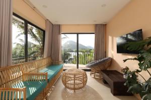 a living room with a couch and a table at Cham Riverside in Thôn Xuân Lạc