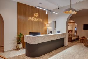 a lobby of anarmaarmaarmaarmaarmaarmaarmaasteryasteryasteryasteryastery at Armia Experience Hotel in Vári