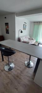 a living room with a table and a bed at La cigala in Le Pradet