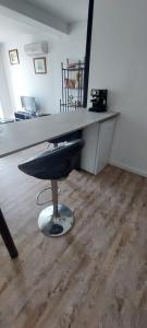 a desk in an empty room with a table at La cigala in Le Pradet