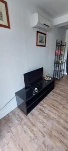 a living room with a black table in a room at La cigala in Le Pradet
