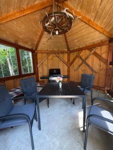 a dining room with a table and chairs in a cabin at Drevenica U Bučkov in Lutiše