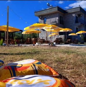 a group of yellow umbrellas in front of a building at Mavi Kuş in Bektaş