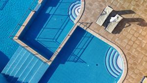 an overhead view of an empty swimming pool at Hotel Sunrise Golden Sands in Golden Sands