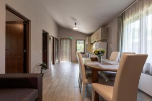 a kitchen and dining room with a table and chairs at Kalabash Apartments in Sovata