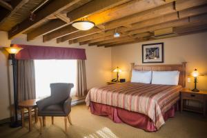 Кровать или кровати в номере Murray Premises Hotel