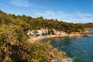 a group of houses on the shore of a body of water at Kampaoh Palamós Internacional in Palamós