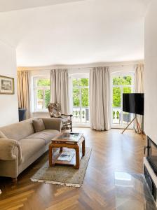 a living room with a couch and a coffee table at Apartmenthaus Albrechtsburg in Bad Schandau