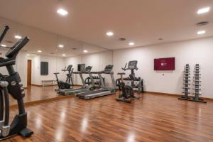 ein Fitnessstudio mit mehreren Laufbändern und Ergometern in der Unterkunft Exe Moncloa in Madrid
