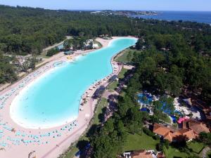 uma vista aérea da praia num resort em Solanas Green Park Spa & Resort em Punta del Este