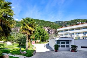 a building with a palm tree in front of it at Hotel Markushof - Adults only in Auer