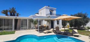 a villa with a swimming pool and a house at Villa Dar La Belle Beyah - Tezdaine in Taguermess