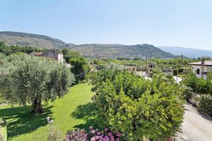 an aerial view of a garden with trees and houses at Stanze in Sykelgrima in Castelforte