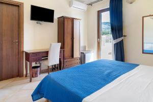 a bedroom with a bed and a desk and a computer at Stanze in Sykelgrima in Castelforte +26 photos
