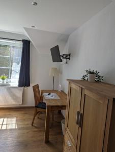 a room with a desk and a table and a window at Pröve Hof in Eicklingen