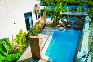an overhead view of a swimming pool in front of a house at Matemwe Bluu Villa in Matemwe
