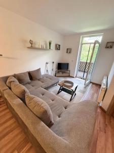 a living room with a large couch in a room at Am Stadtrand in Chemnitz