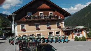 un grupo de scooters estacionados frente a un edificio en Hotel Stadlwirt en Rangersdorf