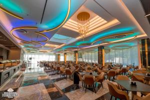 a large dining room with tables and chairs at Grand Hotel President in Baile Felix