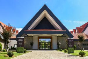 a house with a black and white roof at ZEPHYR Ifrane in Ifrane