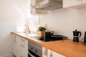 a kitchen with a counter top and a sink at Kampaoh El Pedroso in El Pedroso