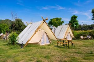 a group of tents sitting in a field at Kampaoh El Pedroso in El Pedroso