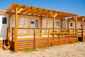 a house being constructed with a wooden pergola at Kampaoh El Pedroso in El Pedroso