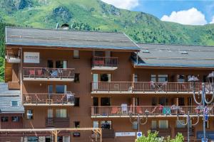 a hotel with a mountain in the background at Résidence Pierre & Vacances Le Peillon in Méribel