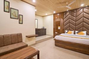 a bedroom with a bed and a couch at Itsy Hotels Twilight in Dalhousie +27 photos