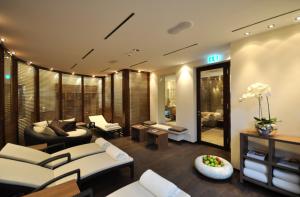 ein Wohnzimmer mit Sofas und Sesseln in der Unterkunft SANDglow in Husum