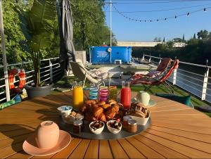 a tray of food on a table on a deck at Peniche l’Arlésienne in Arles