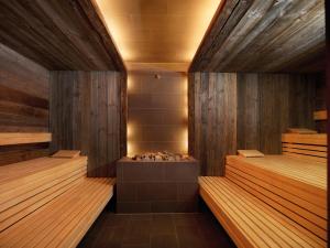 eine Sauna mit zwei Etagen und zwei Saunen in der Unterkunft SANDglow in Husum