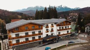 Nespecifikovaný výhled na hory nebo výhled na hory při pohledu z hotelu