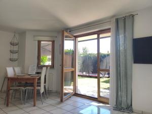 a dining room with a table and a sliding glass door at Ferienwohnung am Trillenbühl in Salem