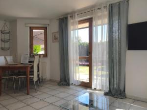 a living room with a table and a glass door at Ferienwohnung am Trillenbühl in Salem