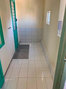 ein Badezimmer mit grüner Tür und gefliestem Boden in der Unterkunft Liberdade Home Royal direito in Braga + 88 Fotos