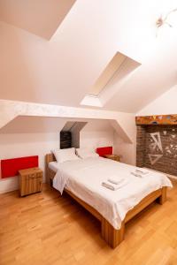ein Schlafzimmer mit einem großen Bett in einem Zimmer in der Unterkunft Privilege Room's by Central Park in Belgrad + 114 Fotos
