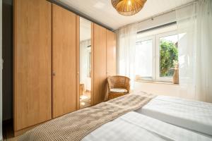 a bedroom with a bed and a window at Blumenhaus mit Terrasse in Waren