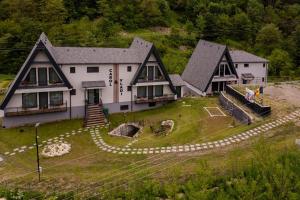 an aerial view of a house with a yard at Residence by Carol&Vladi in Târgu Ocna