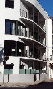 un edificio de apartamentos con balcones en un lateral en Apartamentos TDM, en Tossa de Mar