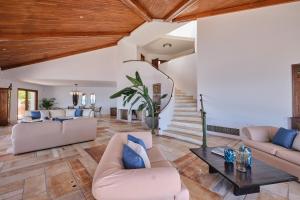 a living room with couches and a table at Villa Artisti Marathon in Marathon