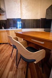 eine Küche mit einem Holztisch und zwei Stühlen in der Unterkunft Privilege Room's by Central Park in Belgrad