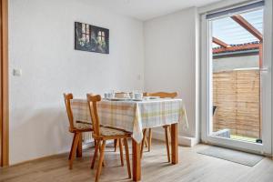 a dining room with a table and chairs and a window at Ferienwohnung bis zu 6 Per. 65 M² in Wolgast