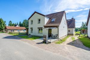 a white house on the side of a street at Ferienwohnung bis zu 6 Per. 65 M² in Wolgast